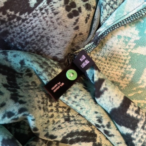 🖤The Limited🖤 Ombré, snake print blouse, size L - Picture 9 of 10